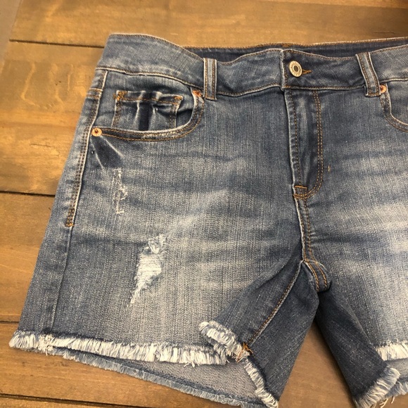 NEW LISTING! Ripped Detail Frayed Hem Denim Shorts - Picture 8 of 13